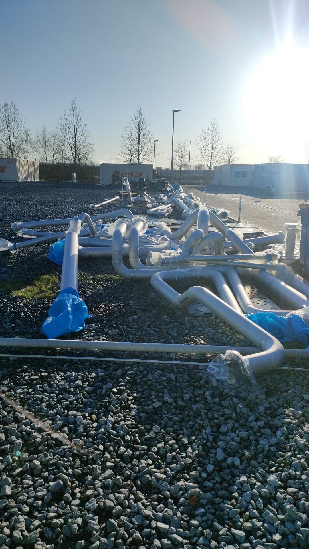 Montage van industrieel leidingwerk op locatie in Antwerpen door WeldWise teams